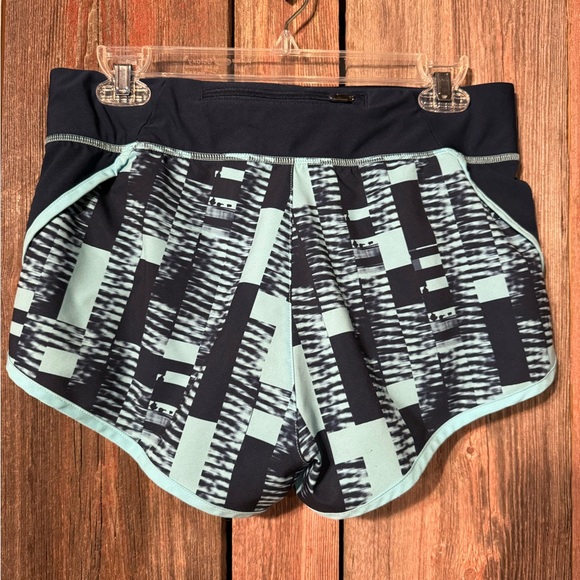 NWOT Women’s Medium Under Armour Speed Shorts Blue - Picture 3 of 7